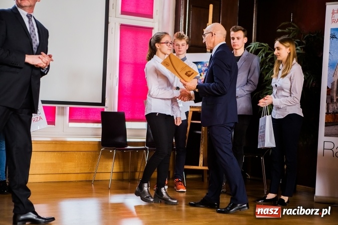 Zdjęcie w galerii na portalu naszraciborz.pl: Katarzyna Flegel zwyciężczynią XI Powiatowego Konkursu Wiedzy o Społeczeństwie wiadomości z regionu