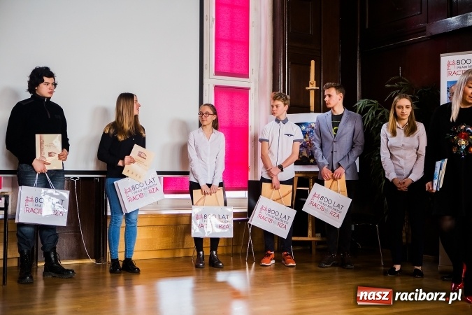 Zdjęcie w galerii na portalu naszraciborz.pl: Katarzyna Flegel zwyciężczynią XI Powiatowego Konkursu Wiedzy o Społeczeństwie wiadomości z regionu