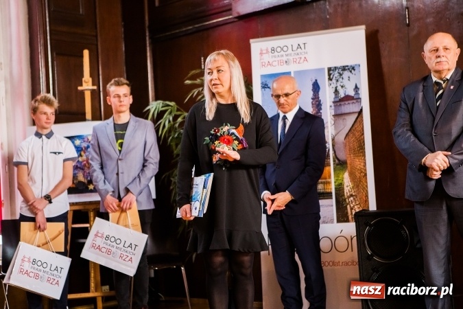 Zdjęcie w galerii na portalu naszraciborz.pl: Katarzyna Flegel zwyciężczynią XI Powiatowego Konkursu Wiedzy o Społeczeństwie wiadomości z regionu