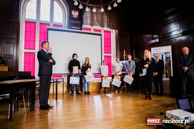 Zdjęcie w galerii na portalu naszraciborz.pl: Katarzyna Flegel zwyciężczynią XI Powiatowego Konkursu Wiedzy o Społeczeństwie wiadomości z regionu