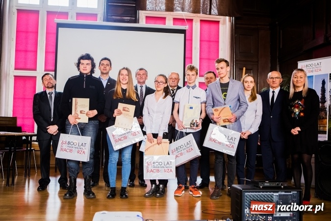 Zdjęcie w galerii na portalu naszraciborz.pl: Katarzyna Flegel zwyciężczynią XI Powiatowego Konkursu Wiedzy o Społeczeństwie wiadomości z regionu