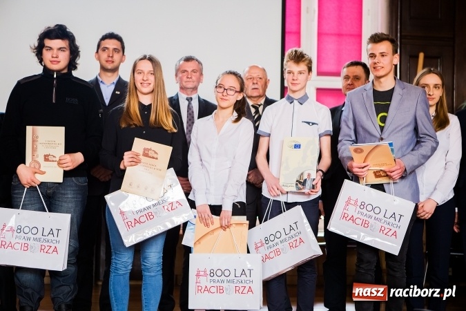 Zdjęcie w galerii na portalu naszraciborz.pl: Katarzyna Flegel zwyciężczynią XI Powiatowego Konkursu Wiedzy o Społeczeństwie wiadomości z regionu