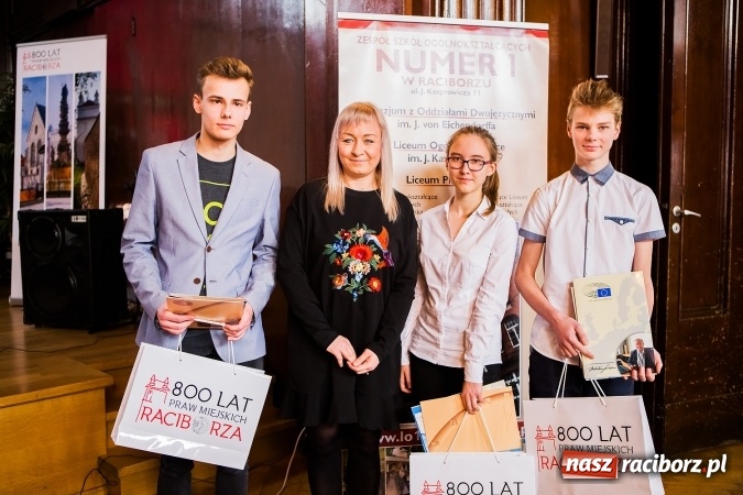 Zdjęcie w galerii na portalu naszraciborz.pl: Katarzyna Flegel zwyciężczynią XI Powiatowego Konkursu Wiedzy o Społeczeństwie wiadomości z regionu