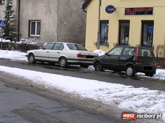 Zdjęcie w galerii na portalu naszraciborz.pl: Wolnoamerykanka na parkingach wiadomości z regionu