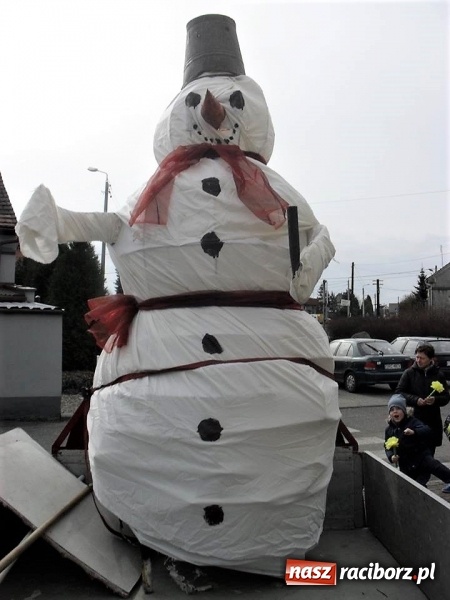 Zdjęcie w galerii na portalu naszraciborz.pl: Ognisty bałwan w Raciborzu-Studziennej  wiadomości z regionu