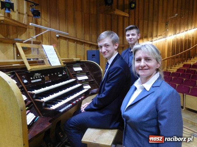 Zdjęcie w galerii na portalu naszraciborz.pl: Mariusz Wycisk i Marcin Knura zn&oacute;w pierwsi w konkursie organowym wiadomości z regionu