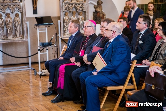 Zdjęcie w galerii na portalu naszraciborz.pl: 800-lecie praw miejskich Raciborza. Uroczysta Sesja Rady Miasta murach Muzeum FOTO wiadomości z regionu