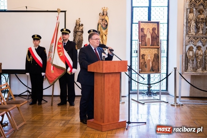 Zdjęcie w galerii na portalu naszraciborz.pl: 800-lecie praw miejskich Raciborza. Uroczysta Sesja Rady Miasta murach Muzeum FOTO wiadomości z regionu