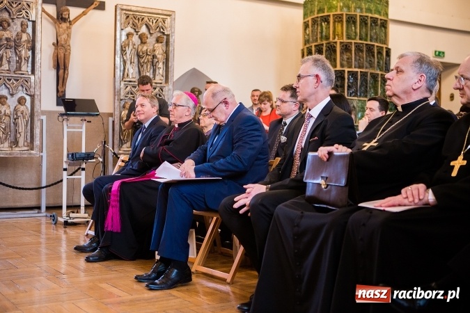 Zdjęcie w galerii na portalu naszraciborz.pl: 800-lecie praw miejskich Raciborza. Uroczysta Sesja Rady Miasta murach Muzeum FOTO wiadomości z regionu