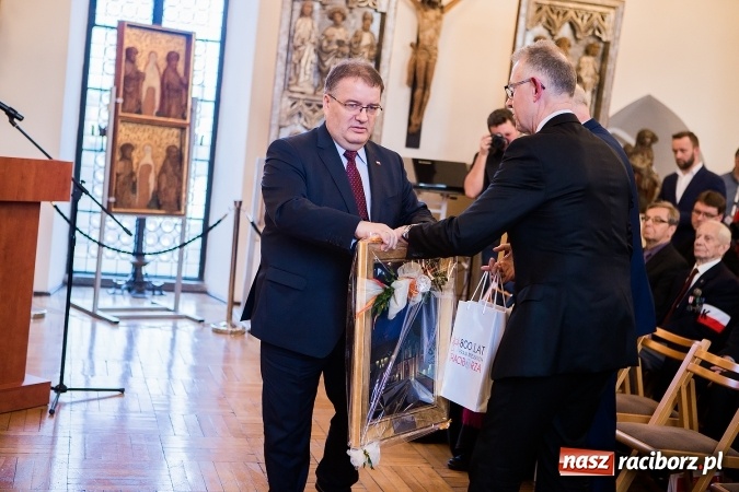 Zdjęcie w galerii na portalu naszraciborz.pl: 800-lecie praw miejskich Raciborza. Uroczysta Sesja Rady Miasta murach Muzeum FOTO wiadomości z regionu
