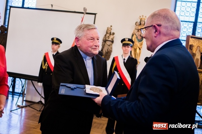 Zdjęcie w galerii na portalu naszraciborz.pl: 800-lecie praw miejskich Raciborza. Uroczysta Sesja Rady Miasta murach Muzeum FOTO wiadomości z regionu