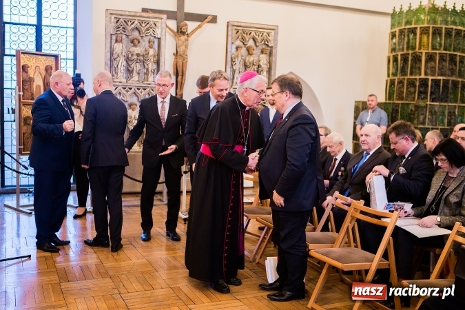 Zdjęcie w galerii na portalu naszraciborz.pl: 800-lecie praw miejskich Raciborza. Uroczysta Sesja Rady Miasta murach Muzeum FOTO wiadomości z regionu