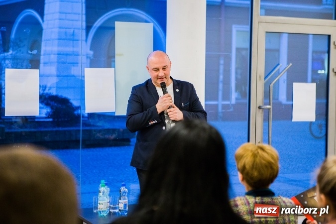 Zdjęcie w galerii na portalu naszraciborz.pl: Spotkanie autorskie Tadeusza Płużańskiego w księgarni Sowa wiadomości z regionu