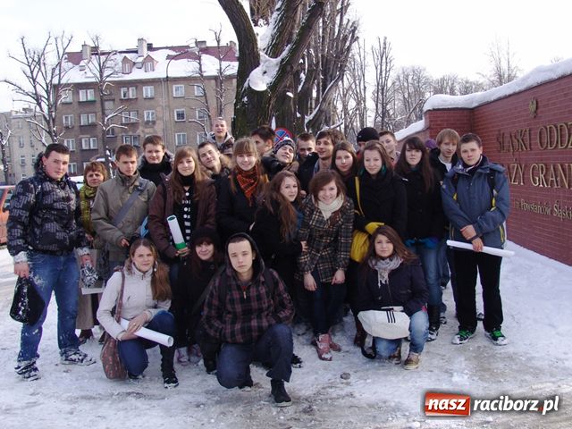 Zdjęcie w galerii na portalu naszraciborz.pl: Gimnazjaliści w komendzie wiadomości z regionu