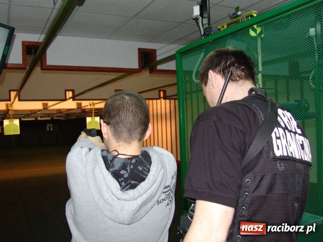 Zdjęcie w galerii na portalu naszraciborz.pl: Gimnazjaliści w komendzie wiadomości z regionu