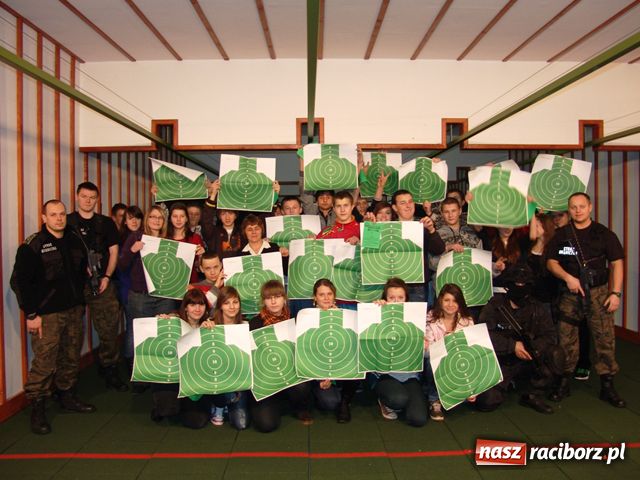 Zdjęcie w galerii na portalu naszraciborz.pl: Gimnazjaliści w komendzie wiadomości z regionu