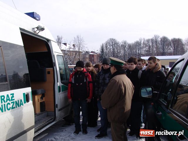 Zdjęcie w galerii na portalu naszraciborz.pl: Gimnazjaliści w komendzie wiadomości z regionu