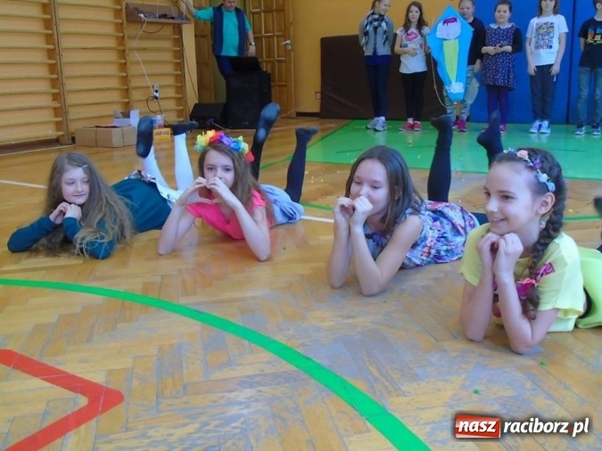 Zdjęcie w galerii na portalu naszraciborz.pl: Święto latawca w Szkole Podstawowej nr 13 wiadomości z regionu