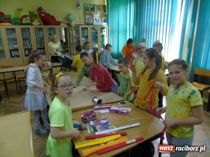 Zdjęcie w galerii na portalu naszraciborz.pl: Święto latawca w Szkole Podstawowej nr 13 wiadomości z regionu