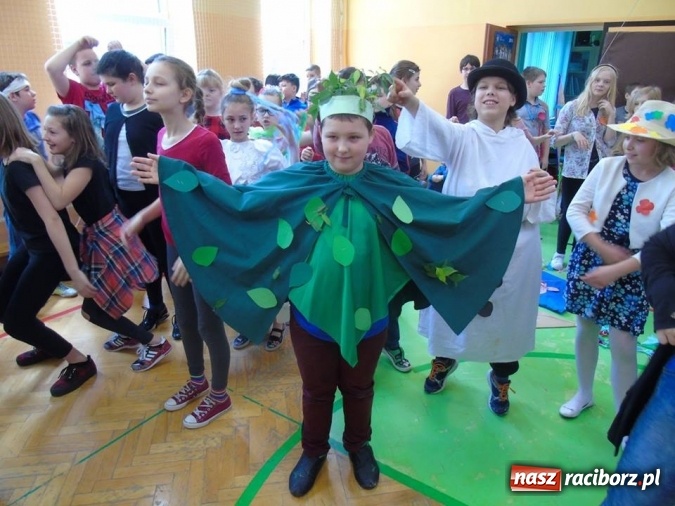 Zdjęcie w galerii na portalu naszraciborz.pl: Święto latawca w Szkole Podstawowej nr 13 wiadomości z regionu