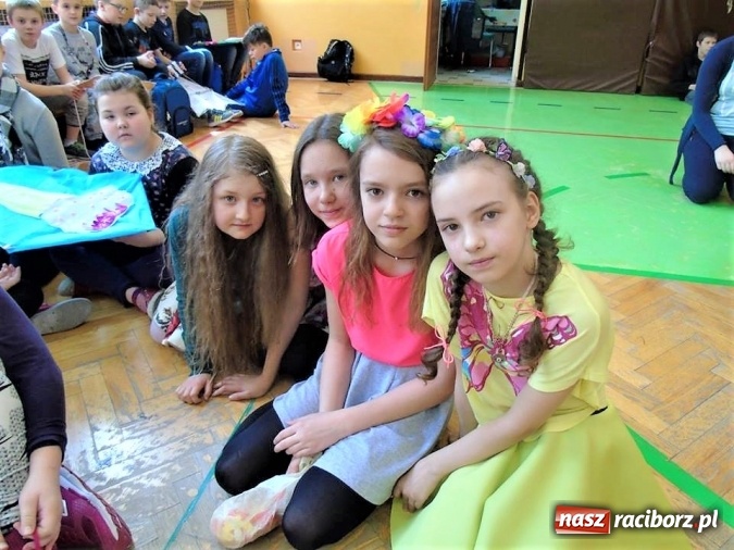 Zdjęcie w galerii na portalu naszraciborz.pl: Święto latawca w Szkole Podstawowej nr 13 wiadomości z regionu