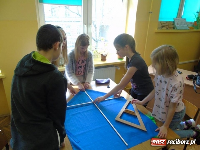 Zdjęcie w galerii na portalu naszraciborz.pl: Święto latawca w Szkole Podstawowej nr 13 wiadomości z regionu