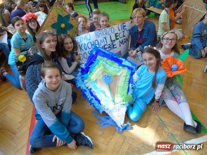 Zdjęcie w galerii na portalu naszraciborz.pl: Święto latawca w Szkole Podstawowej nr 13 wiadomości z regionu