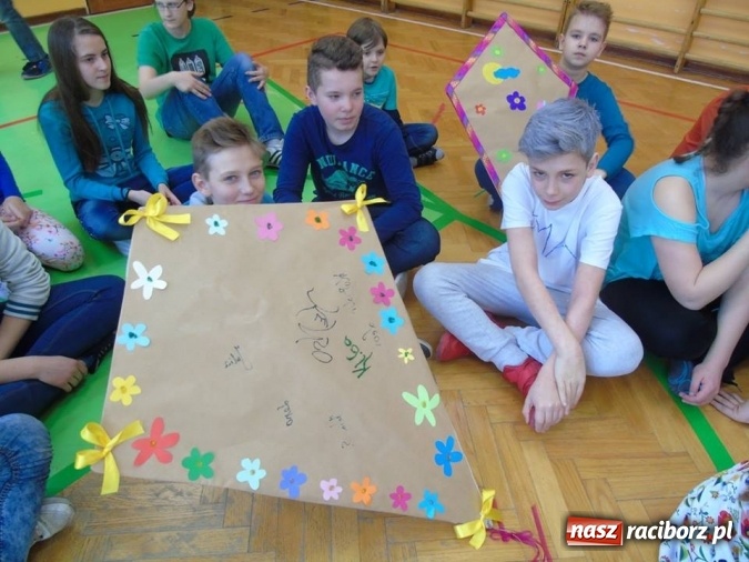 Zdjęcie w galerii na portalu naszraciborz.pl: Święto latawca w Szkole Podstawowej nr 13 wiadomości z regionu