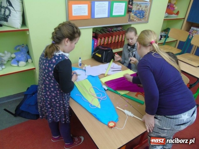 Zdjęcie w galerii na portalu naszraciborz.pl: Święto latawca w Szkole Podstawowej nr 13 wiadomości z regionu