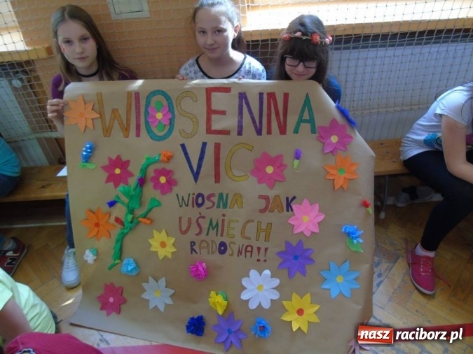 Zdjęcie w galerii na portalu naszraciborz.pl: Święto latawca w Szkole Podstawowej nr 13 wiadomości z regionu