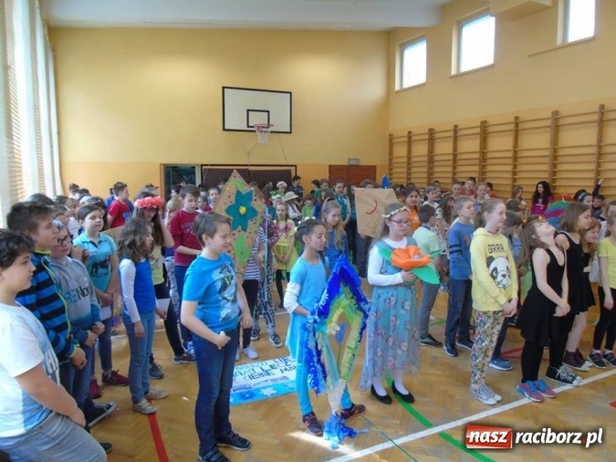 Zdjęcie w galerii na portalu naszraciborz.pl: Święto latawca w Szkole Podstawowej nr 13 wiadomości z regionu