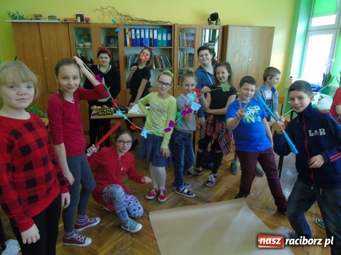 Zdjęcie w galerii na portalu naszraciborz.pl: Święto latawca w Szkole Podstawowej nr 13 wiadomości z regionu