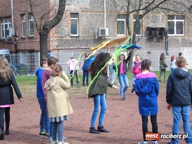 Zdjęcie w galerii na portalu naszraciborz.pl: Święto latawca w Szkole Podstawowej nr 13 wiadomości z regionu