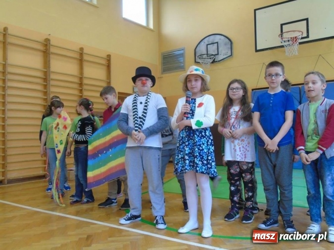 Zdjęcie w galerii na portalu naszraciborz.pl: Święto latawca w Szkole Podstawowej nr 13 wiadomości z regionu