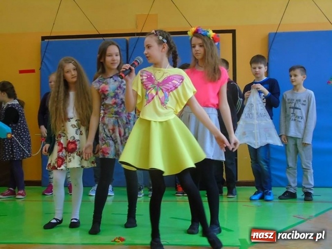 Zdjęcie w galerii na portalu naszraciborz.pl: Święto latawca w Szkole Podstawowej nr 13 wiadomości z regionu