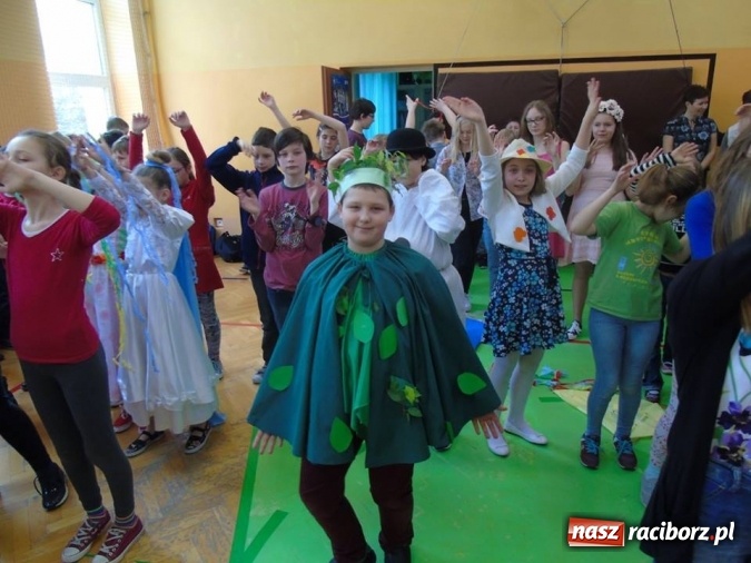 Zdjęcie w galerii na portalu naszraciborz.pl: Święto latawca w Szkole Podstawowej nr 13 wiadomości z regionu