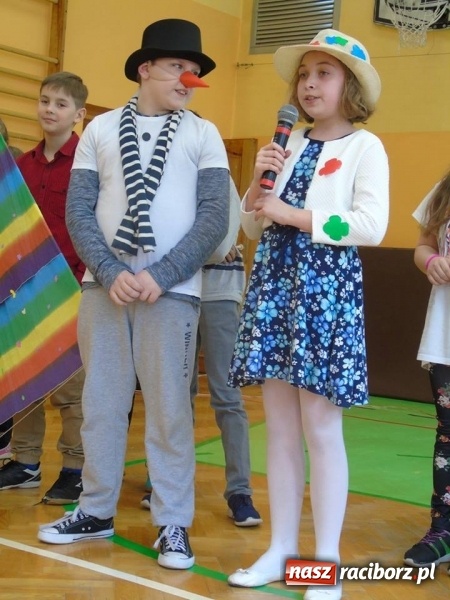 Zdjęcie w galerii na portalu naszraciborz.pl: Święto latawca w Szkole Podstawowej nr 13 wiadomości z regionu