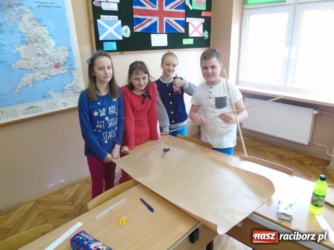 Zdjęcie w galerii na portalu naszraciborz.pl: Święto latawca w Szkole Podstawowej nr 13 wiadomości z regionu