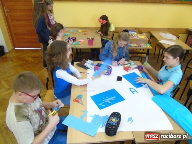 Zdjęcie w galerii na portalu naszraciborz.pl: Święto latawca w Szkole Podstawowej nr 13 wiadomości z regionu