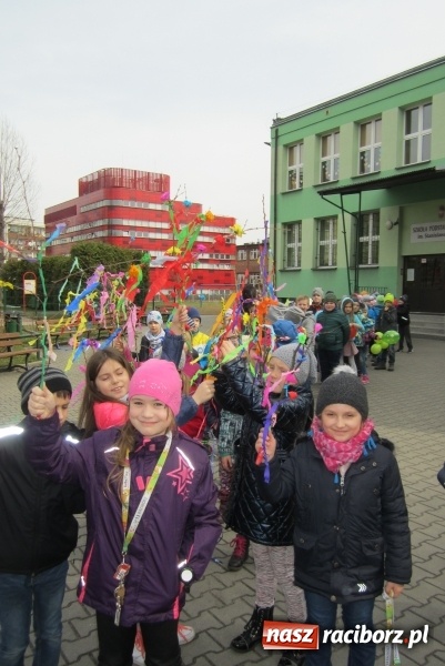 Zdjęcie w galerii na portalu naszraciborz.pl: Święto latawca w Szkole Podstawowej nr 13 wiadomości z regionu