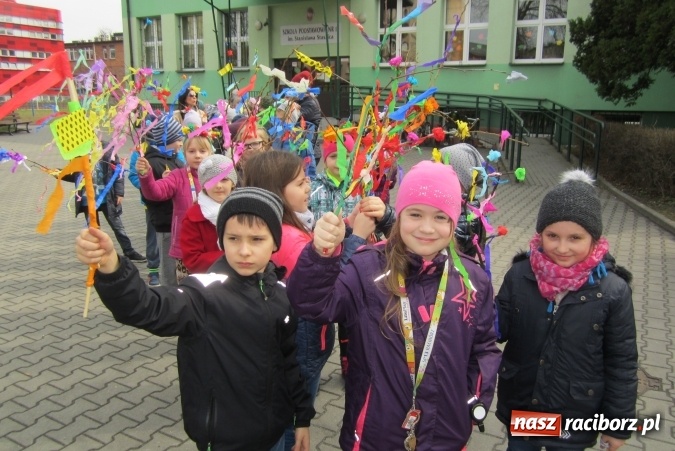 Zdjęcie w galerii na portalu naszraciborz.pl: Święto latawca w Szkole Podstawowej nr 13 wiadomości z regionu
