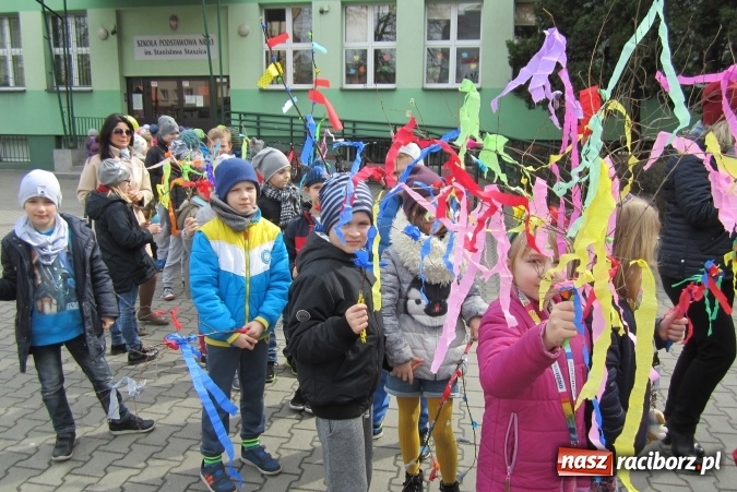 Zdjęcie w galerii na portalu naszraciborz.pl: Święto latawca w Szkole Podstawowej nr 13 wiadomości z regionu