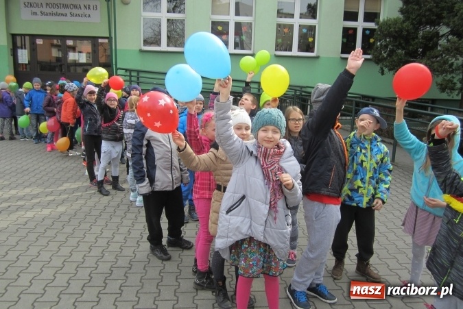 Zdjęcie w galerii na portalu naszraciborz.pl: Święto latawca w Szkole Podstawowej nr 13 wiadomości z regionu