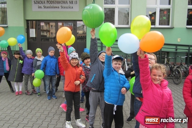 Zdjęcie w galerii na portalu naszraciborz.pl: Święto latawca w Szkole Podstawowej nr 13 wiadomości z regionu