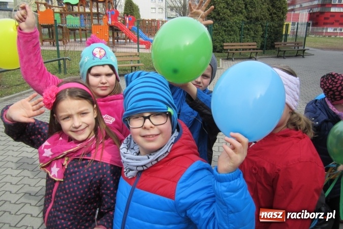 Zdjęcie w galerii na portalu naszraciborz.pl: Święto latawca w Szkole Podstawowej nr 13 wiadomości z regionu