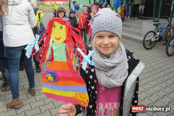 Zdjęcie w galerii na portalu naszraciborz.pl: Święto latawca w Szkole Podstawowej nr 13 wiadomości z regionu