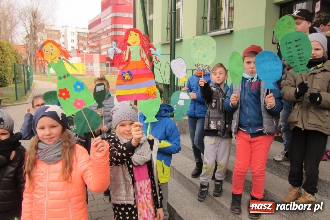 Zdjęcie w galerii na portalu naszraciborz.pl: Święto latawca w Szkole Podstawowej nr 13 wiadomości z regionu