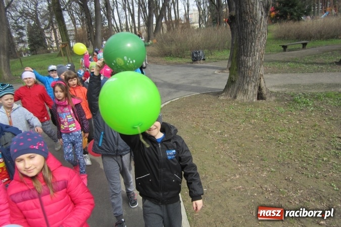 Zdjęcie w galerii na portalu naszraciborz.pl: Święto latawca w Szkole Podstawowej nr 13 wiadomości z regionu