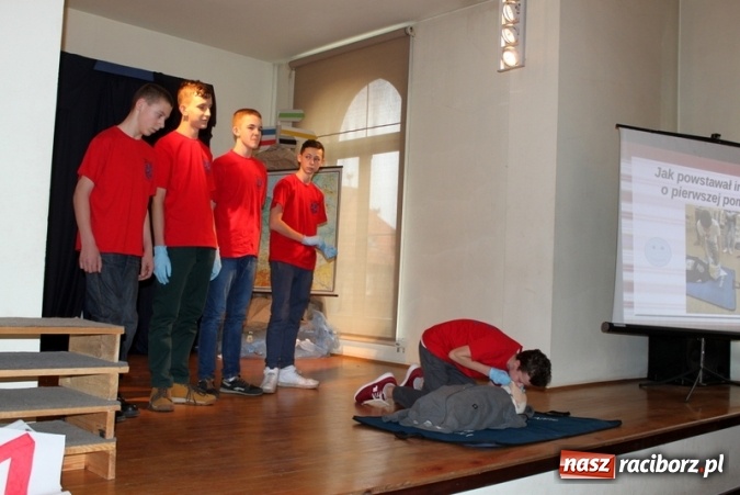 Zdjęcie w galerii na portalu naszraciborz.pl: Pokaz projektów edukacyjnych w Gimnazjum nr 5  wiadomości z regionu