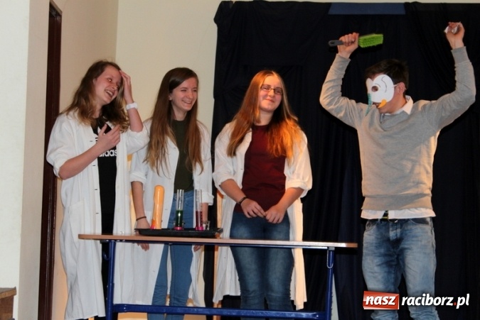 Zdjęcie w galerii na portalu naszraciborz.pl: Pokaz projektów edukacyjnych w Gimnazjum nr 5  wiadomości z regionu